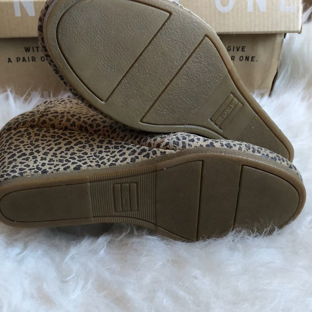 TOMS desert leopard print lace up wedges 6